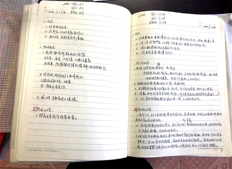 3、梁軼飛從一線回來，記的日志有十幾本.jpg