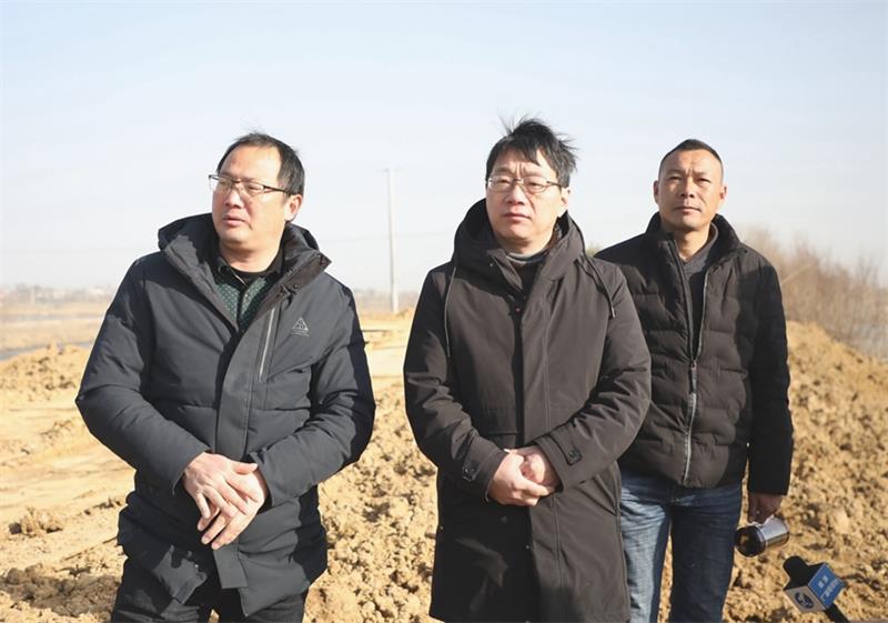 1、梁軼飛（中）水毀修復(fù)工程工地上.JPG