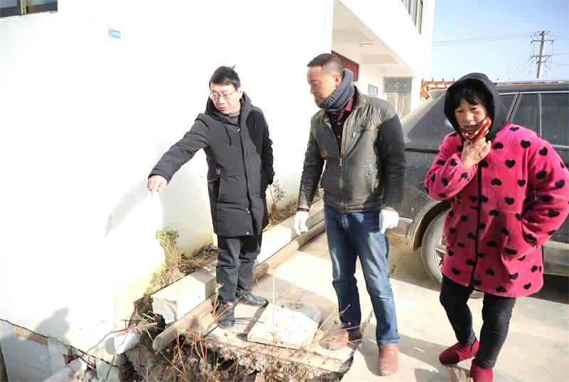 2、梁軼飛（左）在東方埂上指導(dǎo)居民及時護(hù)坡.JPG