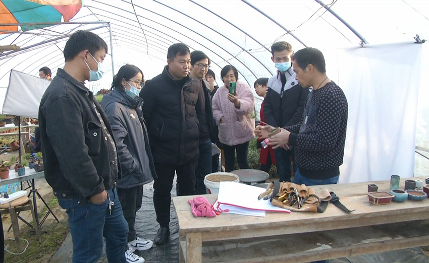 在苗山生態園 負責人向學員講授種植技巧.jpg
