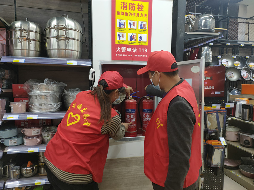 圖為引領黨員參與支部組織活動.jpg