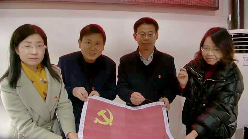 圖為“共繡黨旗”起針儀式現場。 (1).jpg
