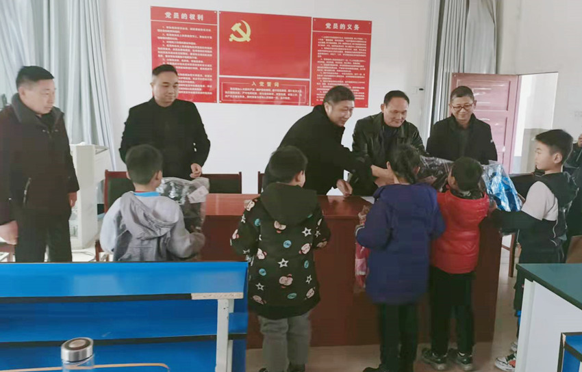 呂亭鎮(zhèn)非公企業(yè)：捐贈(zèng)愛(ài)心書(shū)包.jpg