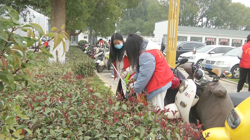 圖為文都職校學生志愿者開展志愿服務活動3.jpg