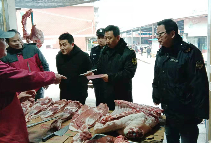 圖為執法人員開展豬肉市場檢查.jpg