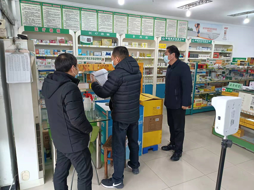 圖為執法人員開展藥店檢查工作.jpg