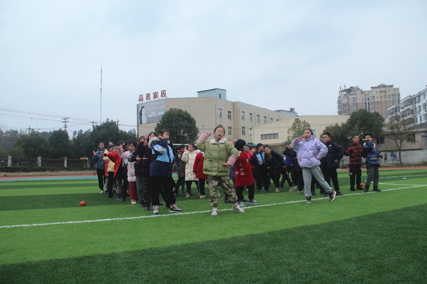 碧峰學校學生在新操場上鍛煉.JPG