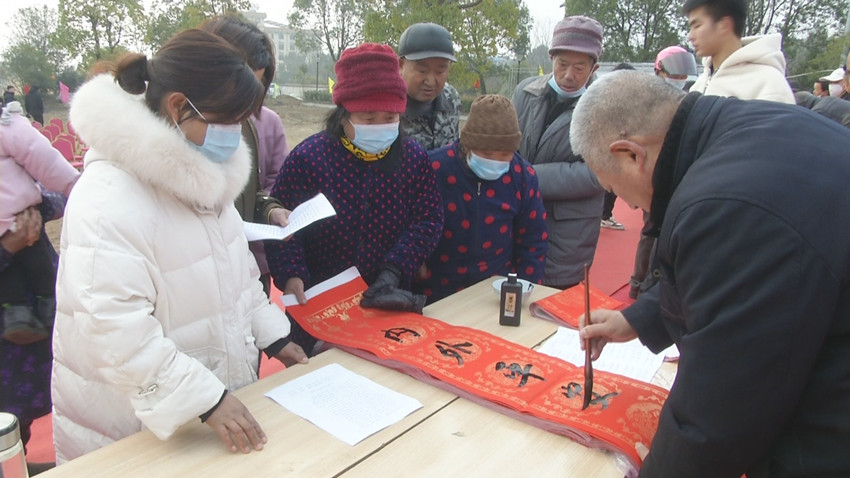 寫春聯現場2.jpg