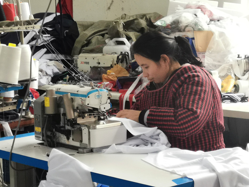 圖為就業(yè)幫扶車間里，工人在抓緊加工。.jpg
