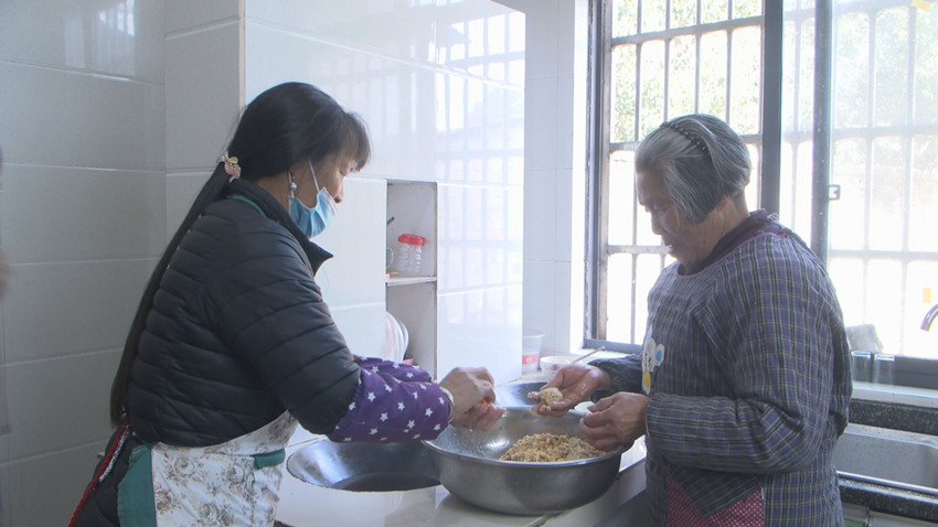 圖為笪老太和兒媳婦制作圓子。.jpg