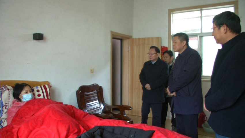 江學潮 程赟在姜孫家慰問.jpg