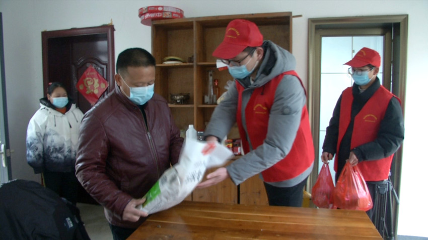 志愿者給村民代購物品送上門.jpg