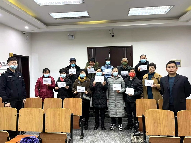 桐城法院：小年發放工資款 歲末寒冬暖人心.jpg