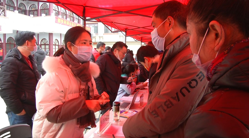 圖為招工企業向求職者介紹崗位內容.jpg