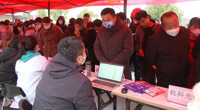 圖為求職者與招工企業交流.jpg