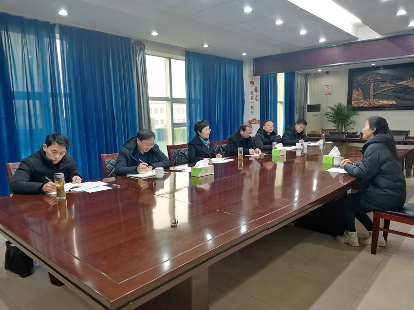 圖為程玉梅與來訪企業(yè)負責(zé)人親切交流.jpg