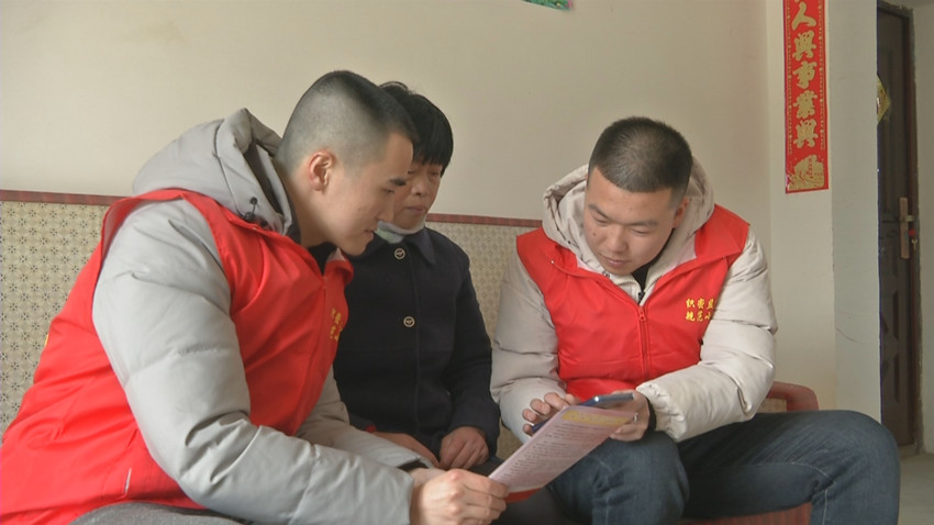 村干部向村民介紹“監督一點通”服務平臺操作方法.jpg