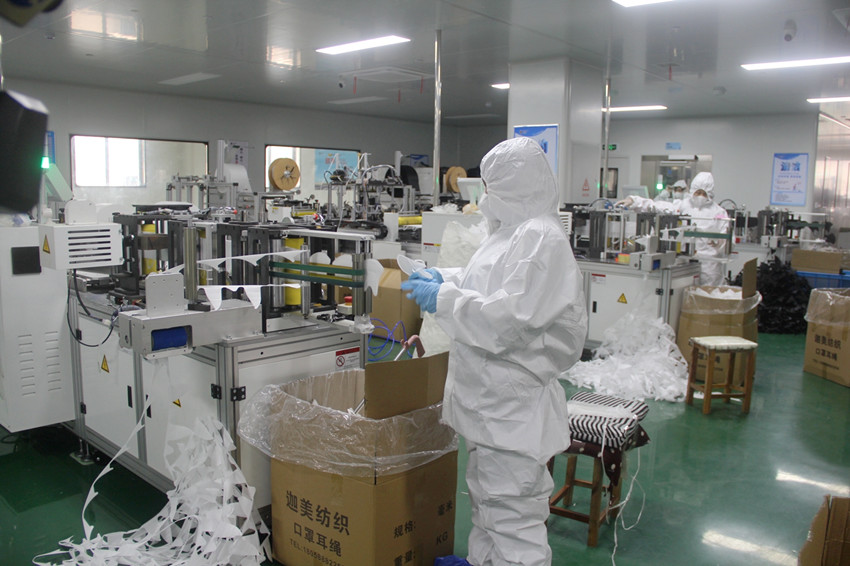 口罩企業生產車間一瞥.JPG