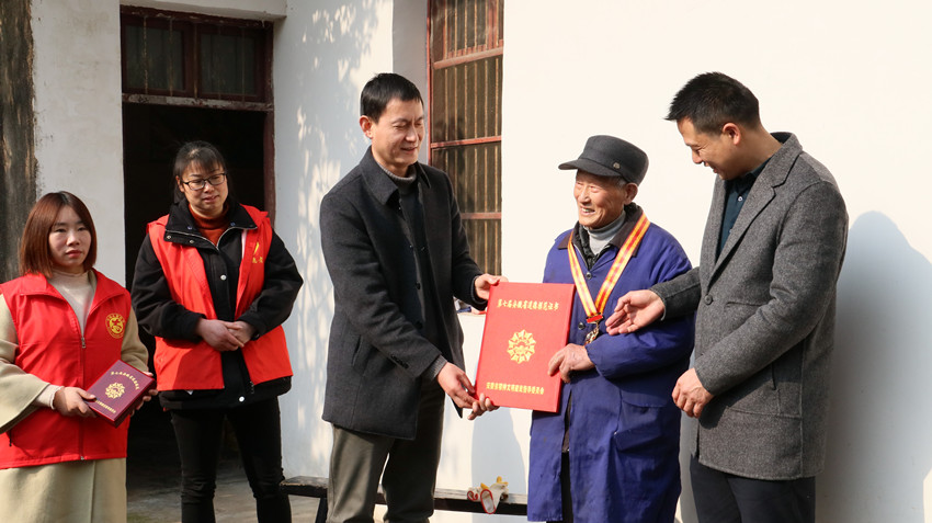 市文化發展中心上門慰問安徽省道德模范余國云.jpg