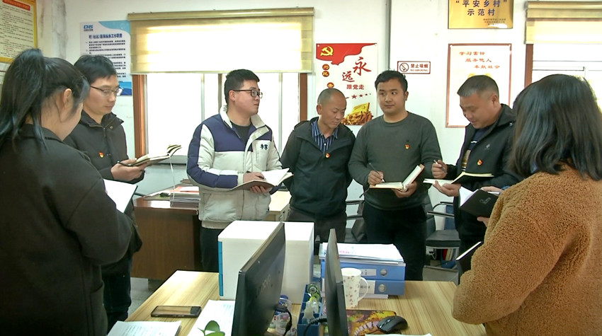 村干部正在討論習(xí)近平總書記重要講話內(nèi)涵.jpg