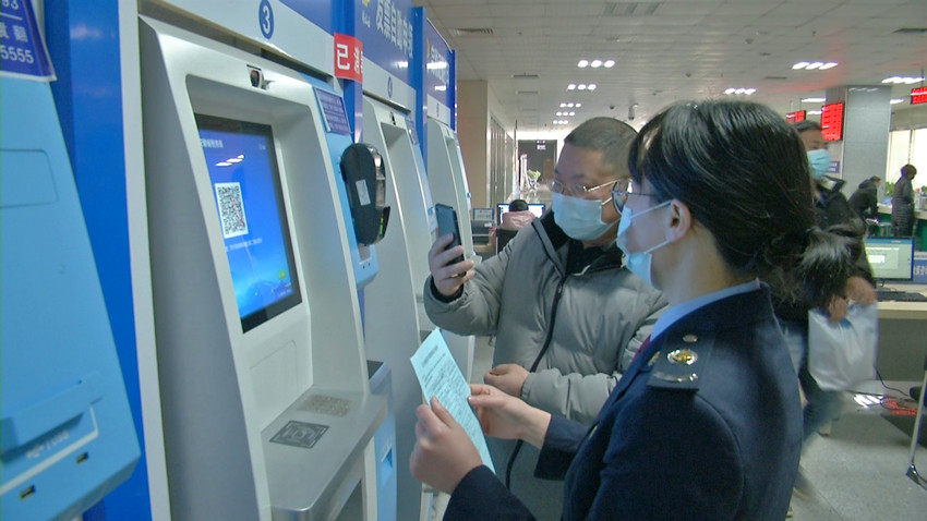 窗口工作人員指導市民辦理業務.jpg