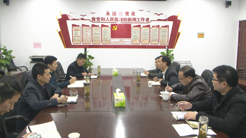 圖為與會人員探討交流。.jpg