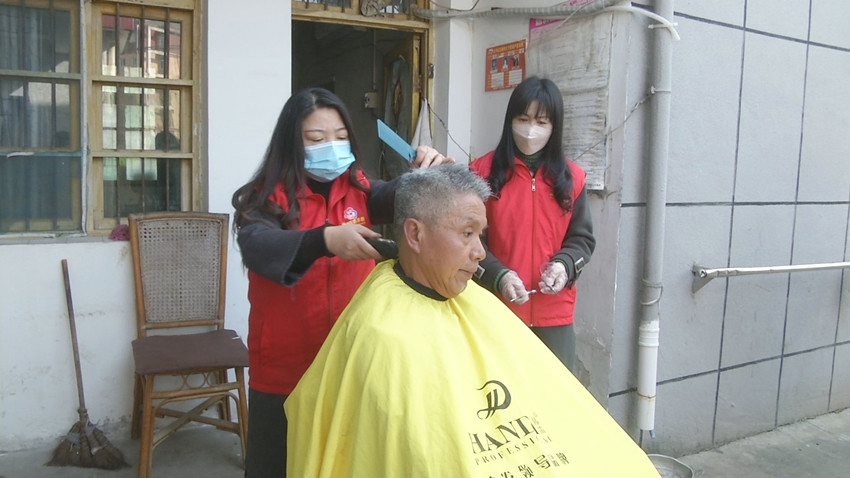 圖為志愿者為老人理發(fā)現(xiàn)場(chǎng)2.jpg