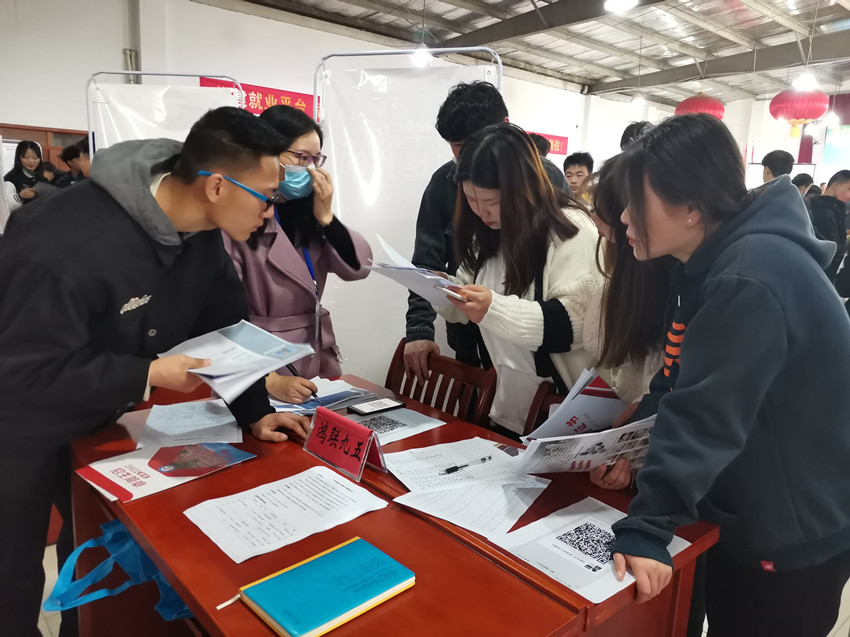 圖為招聘會現(xiàn)場4(1).jpg
