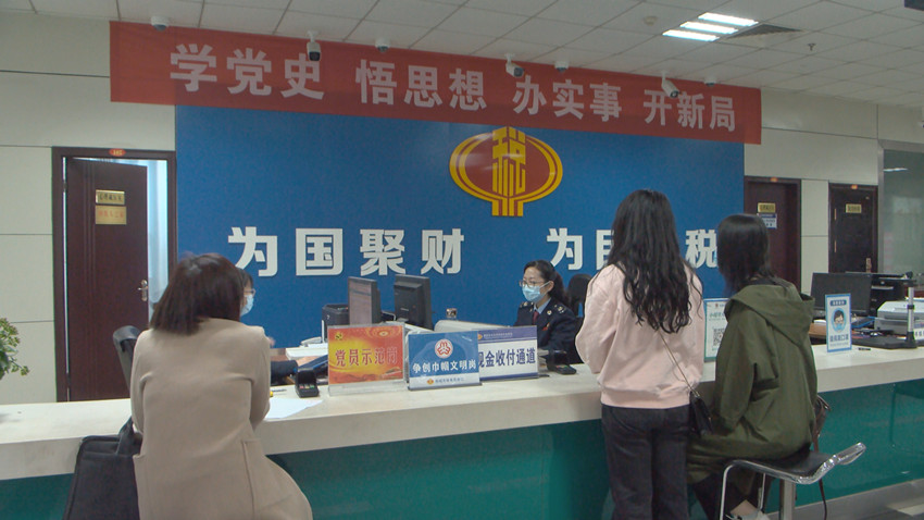 圖為市民在服務窗口辦理業務。.jpg
