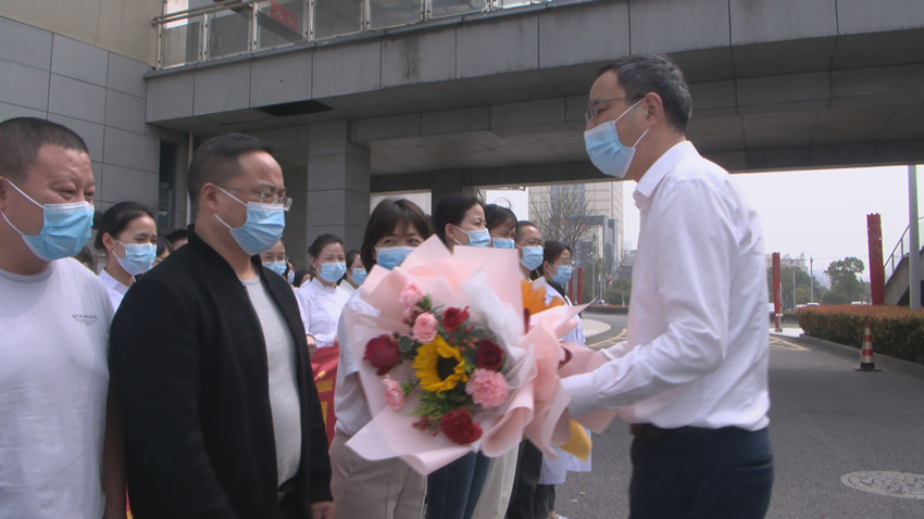 圖為汪杰賢為志愿者送上鮮花。.jpg