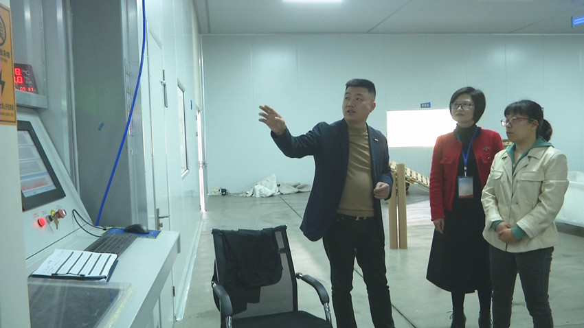 圖為文昌街道辦事工作人員在蔚藍公司走訪2.jpg
