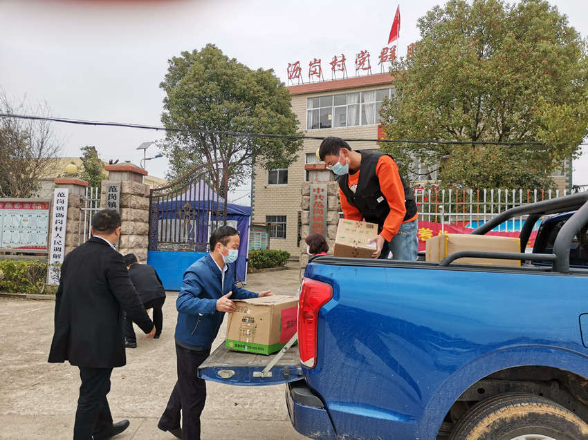 圖為范崗鎮物資捐贈現場3.jpg
