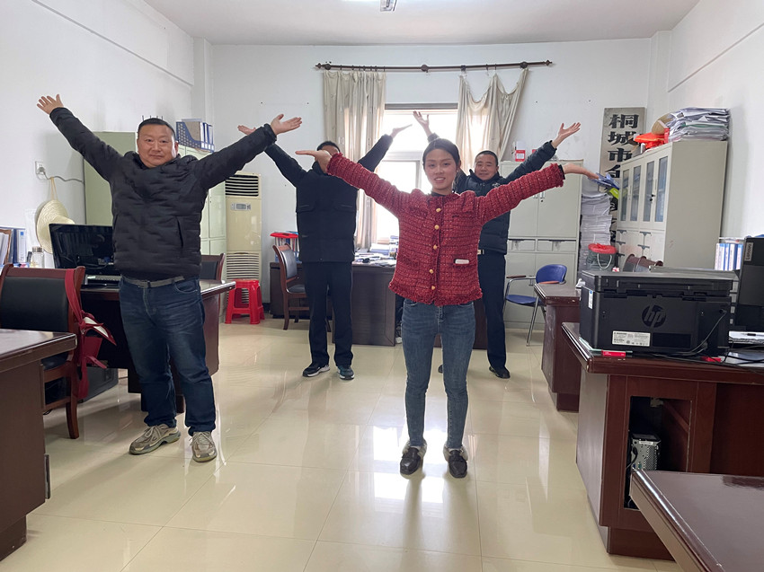 圖為金神鎮(zhèn)計(jì)生辦工作人員在做工間操。.jpg