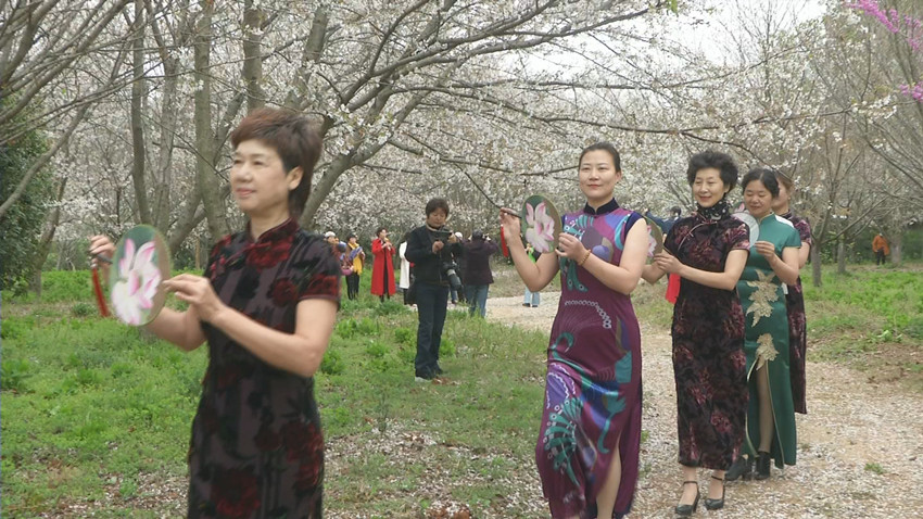 圖為游客在嬉子湖蟠龍村蟠龍灣生態園.jpg