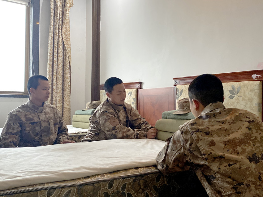 詹先林向“準新兵們”傳授經驗（圖中為詹先林）.jpg