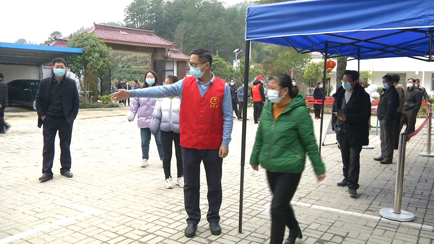 圖為陳波在唐灣鎮蔣譚村核酸檢測演練現場引導群眾.jpg