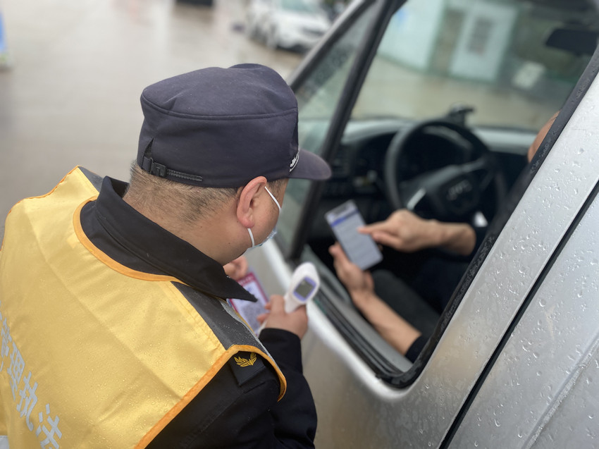 桐城：嚴守公路卡口 筑牢疫情防線3.jpg