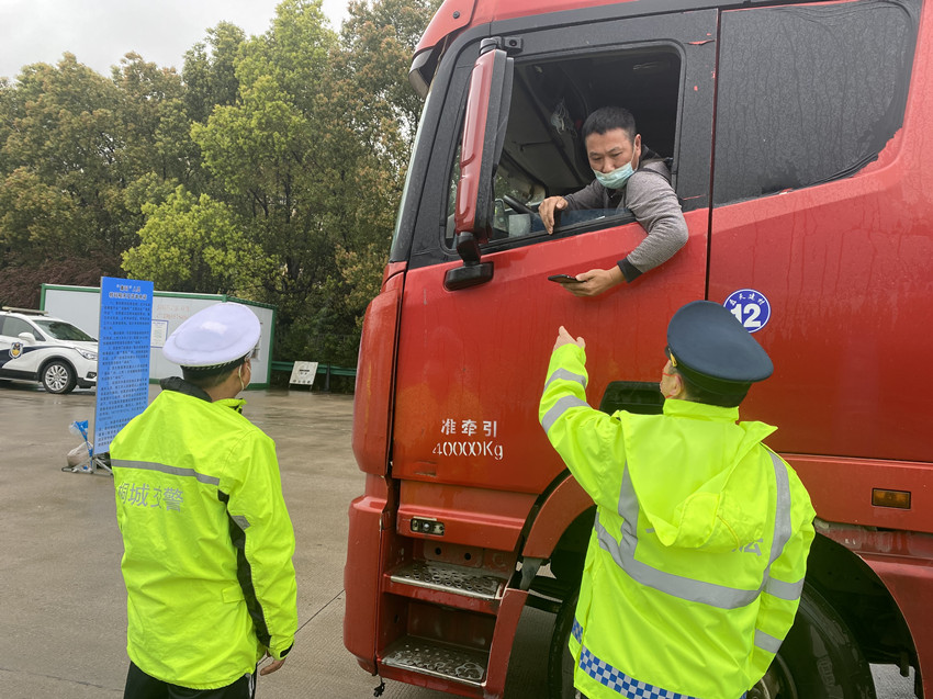 桐城：嚴守公路卡口 筑牢疫情防線.jpg