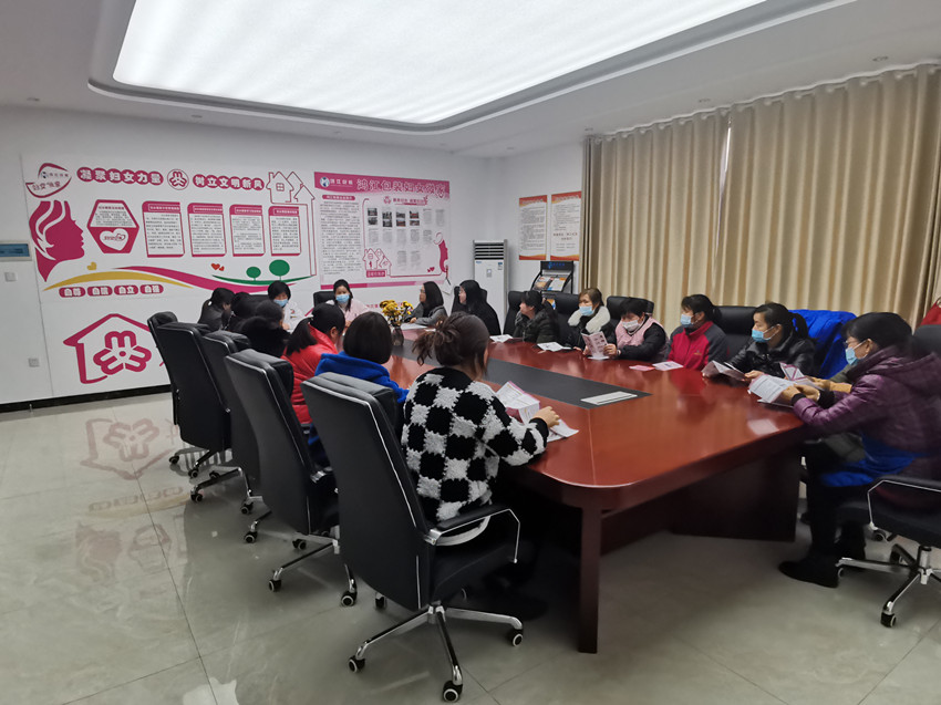 市婦幼保健院的醫護人員在桐城市鴻江包裝有限公司“婦女微家” 給企業女職工講解“兩癌”篩查和產后功能康復的知識2.jpg