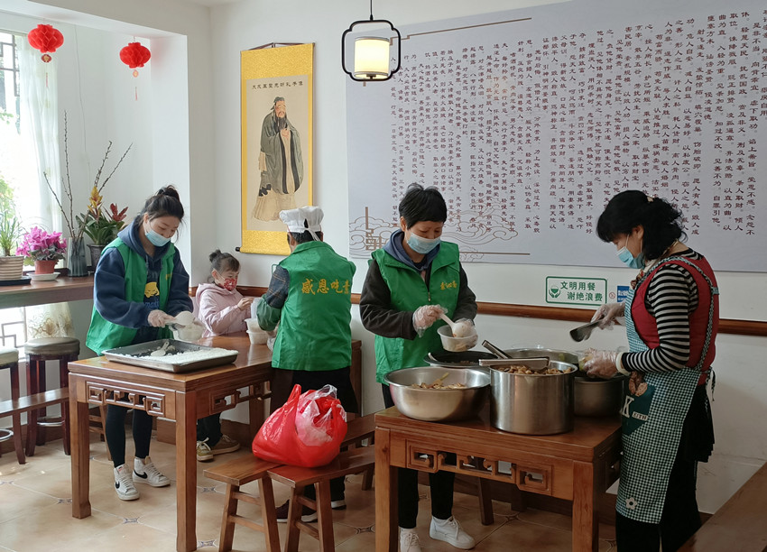 超暖心！桐城一愛心餐館為抗疫一線工作者免費送餐.jpg