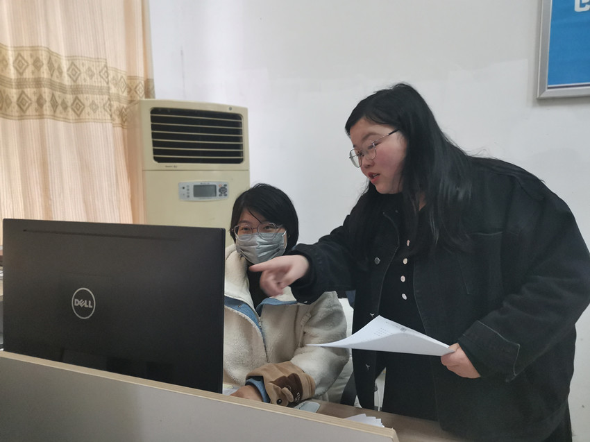 圖為市婦聯會在鴻潤集團指導“婦女微家”創建工作.jpg