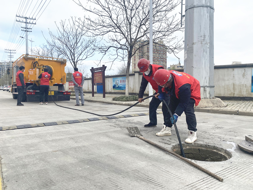 桐城市政公司：雨水管網清淤疏通 確保汛期排水通暢.jpg