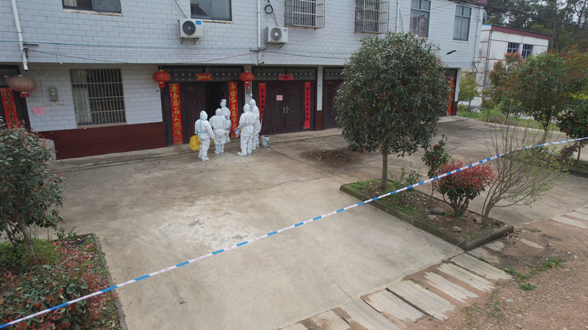 圖為在封控區，全副武裝的醫護人員入戶做核酸檢測。.jpg