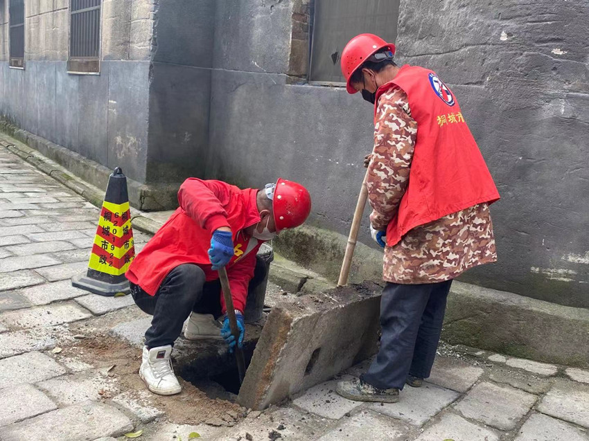 桐城市政公司：雨水管網清淤疏通 確保汛期排水通暢2.jpg