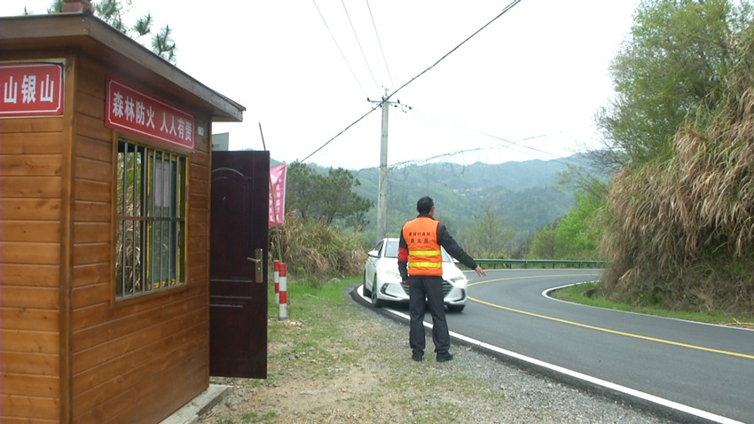 圖為黃埔村生態護林員在卡口檢查過往車輛.jpg