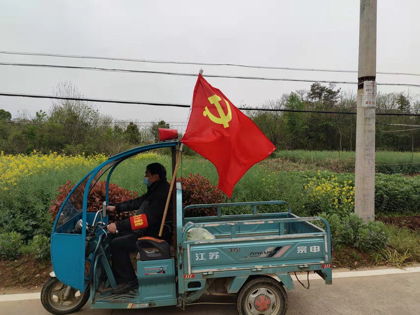 該鎮(zhèn)金神村護(hù)林員車載小喇叭宣傳。.jpg