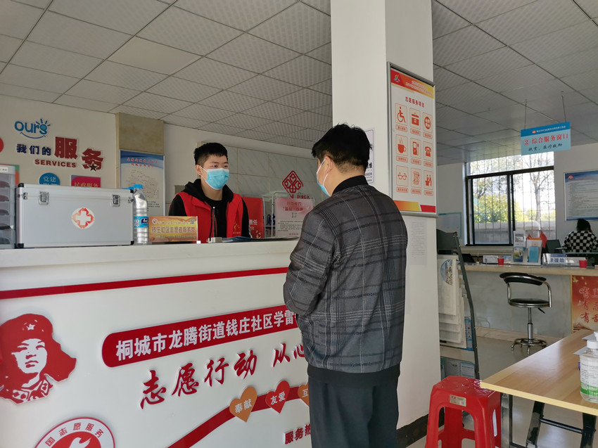圖為錢莊社區志愿者接受群眾咨詢.jpg