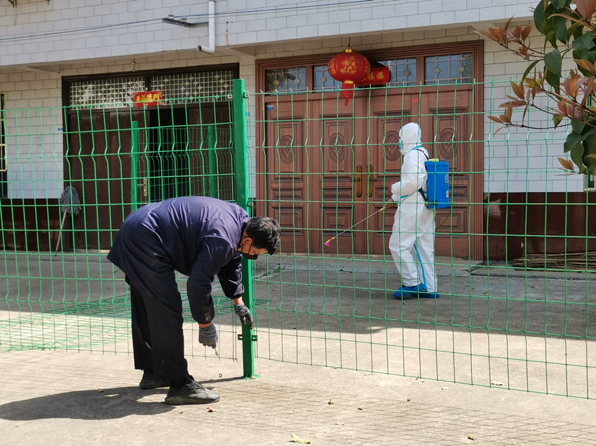圖為工作人員拆除隔離防護網。.jpg
