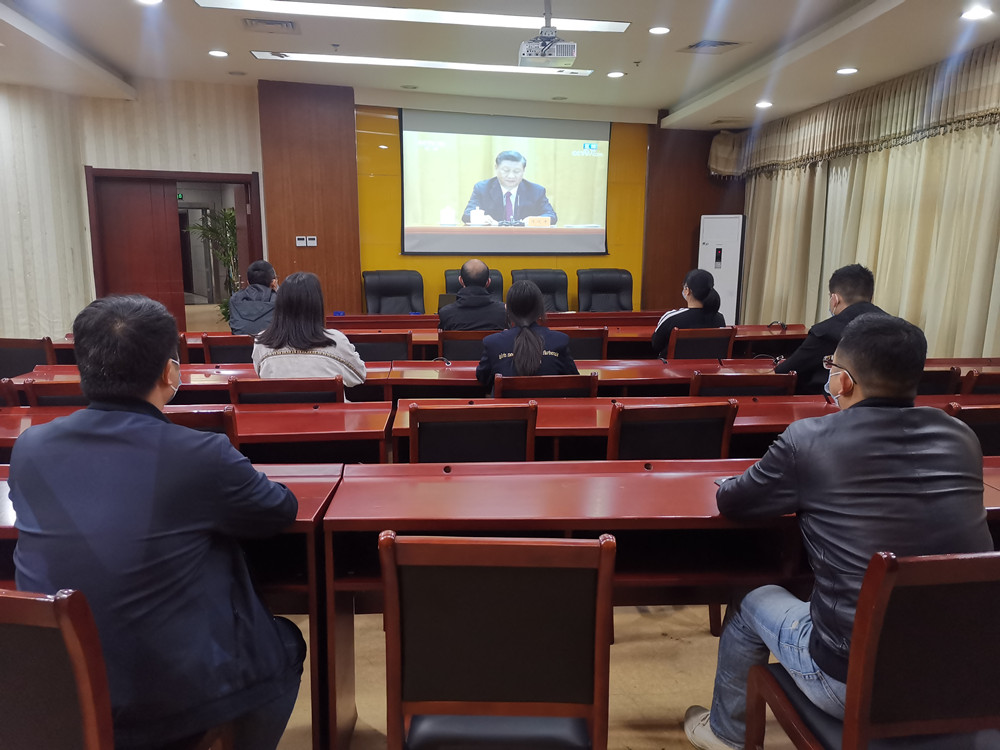 圖為市體育中心工作人員集中收聽收看會議。.jpg