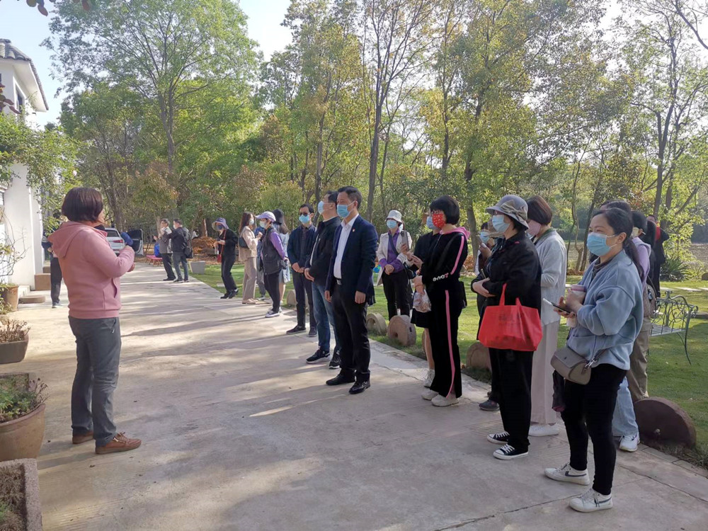 圖為市融媒體中心全體職工參觀裁襟勵子非遺館。.jpg